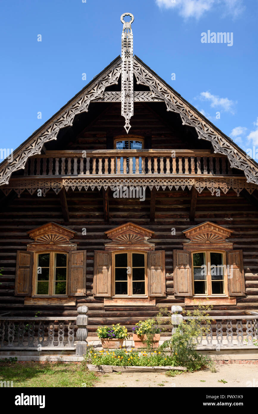 Potsdam. Berlin. L'Allemagne. Maison de bois traditionnelle russe dans le règlement d'Alexandrowka, une colonie russe du 19e siècle à Potsdam. Banque D'Images