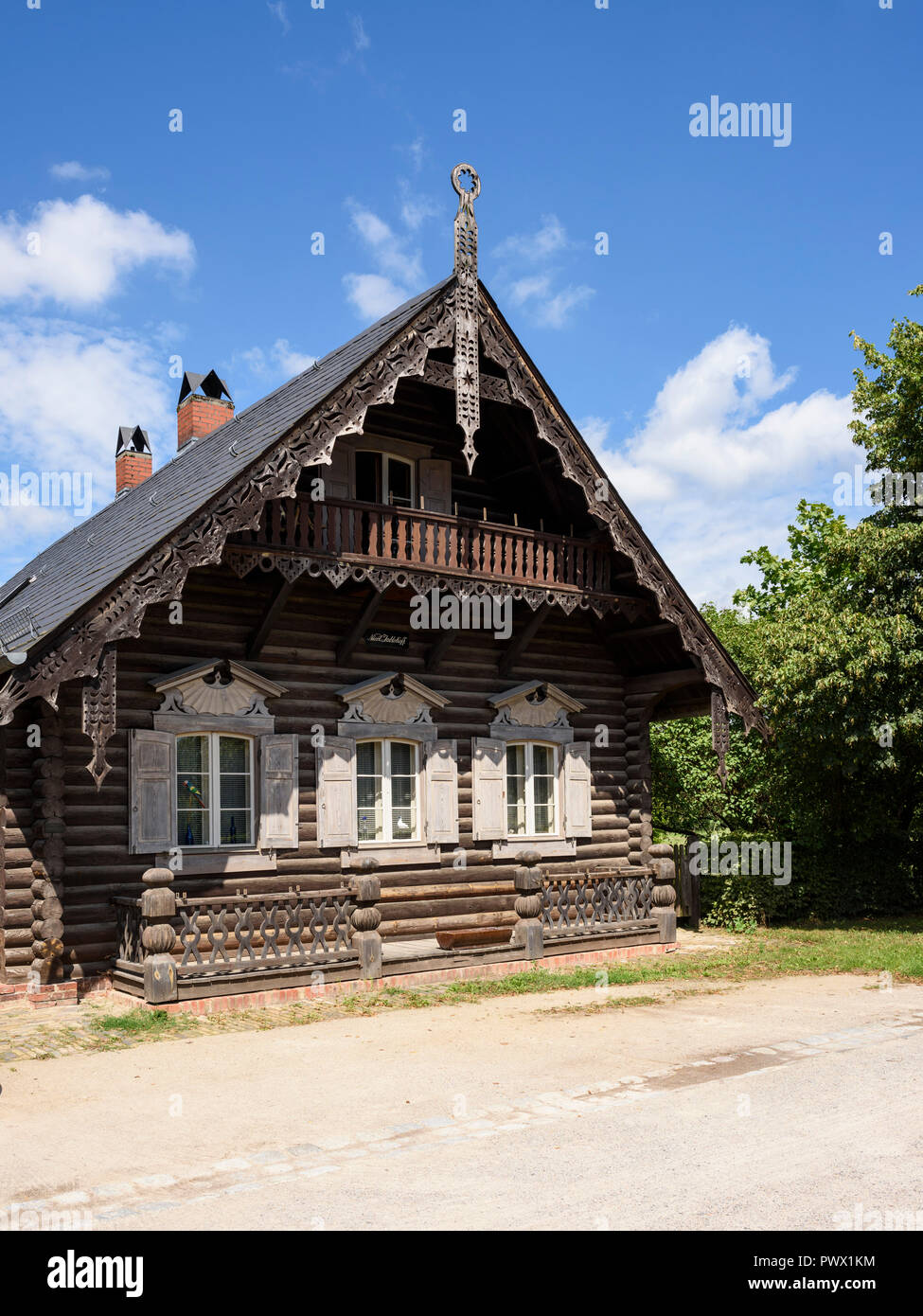 Potsdam. Berlin. L'Allemagne. Maison de bois traditionnelle russe dans le règlement d'Alexandrowka, une colonie russe du 19e siècle à Potsdam. Banque D'Images