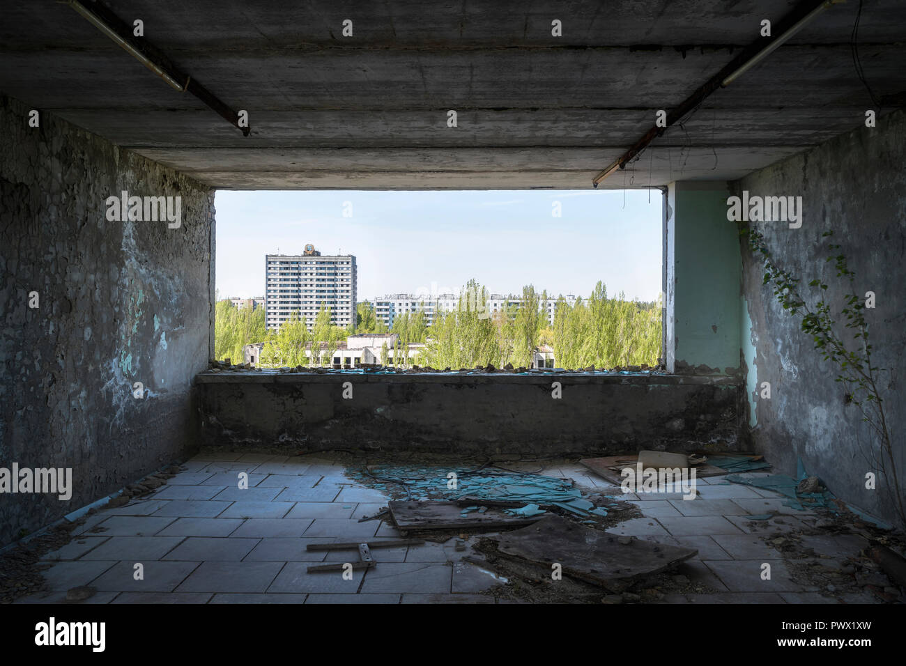 Vue de la fenêtre d'un hôtel abandonné avec une vue sur la ville de Pripyat à Tchernobyl, en Ukraine. Banque D'Images