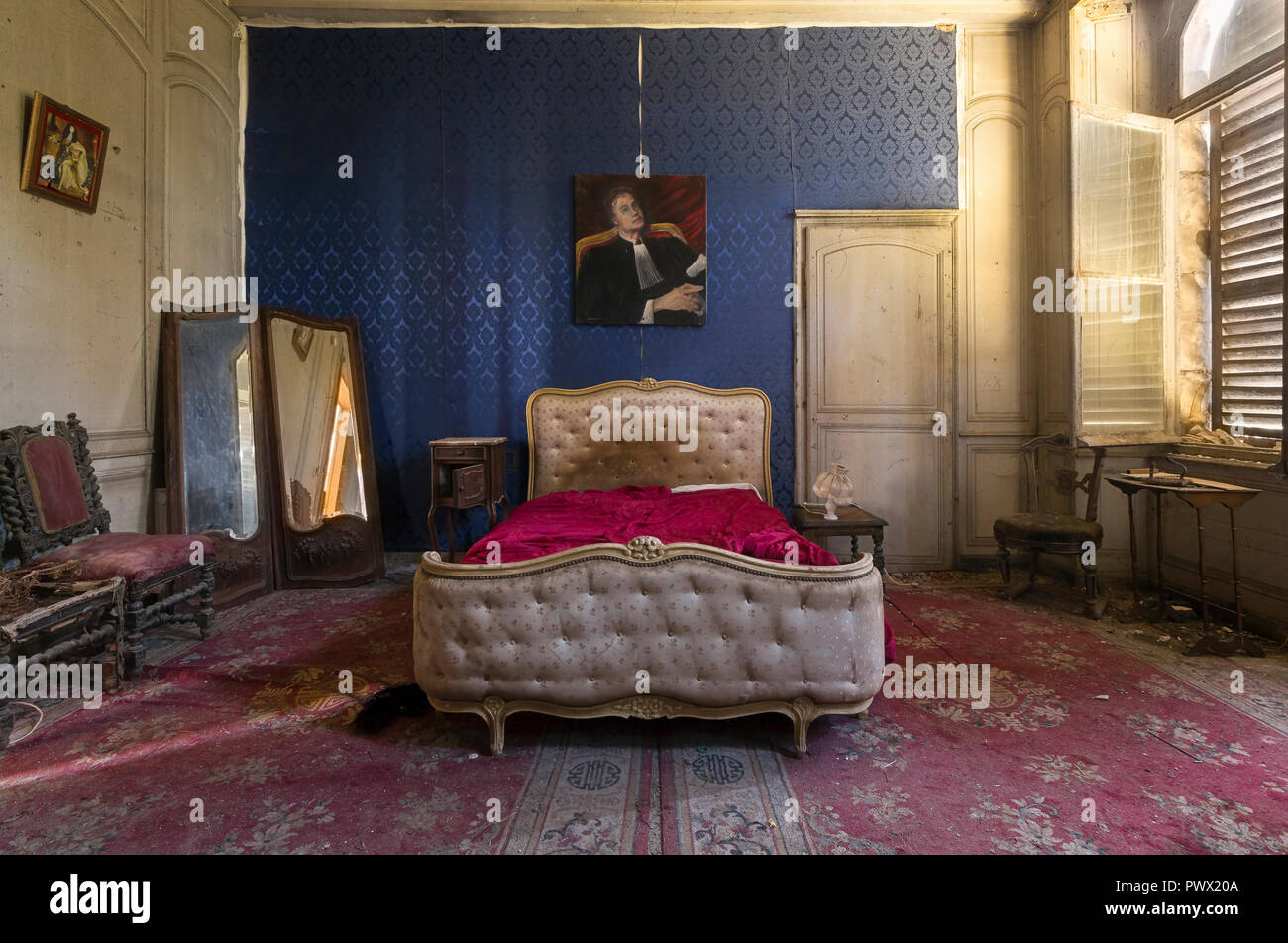 Vue de l'intérieur de la chambre à coucher dans un château abandonné en France. Banque D'Images