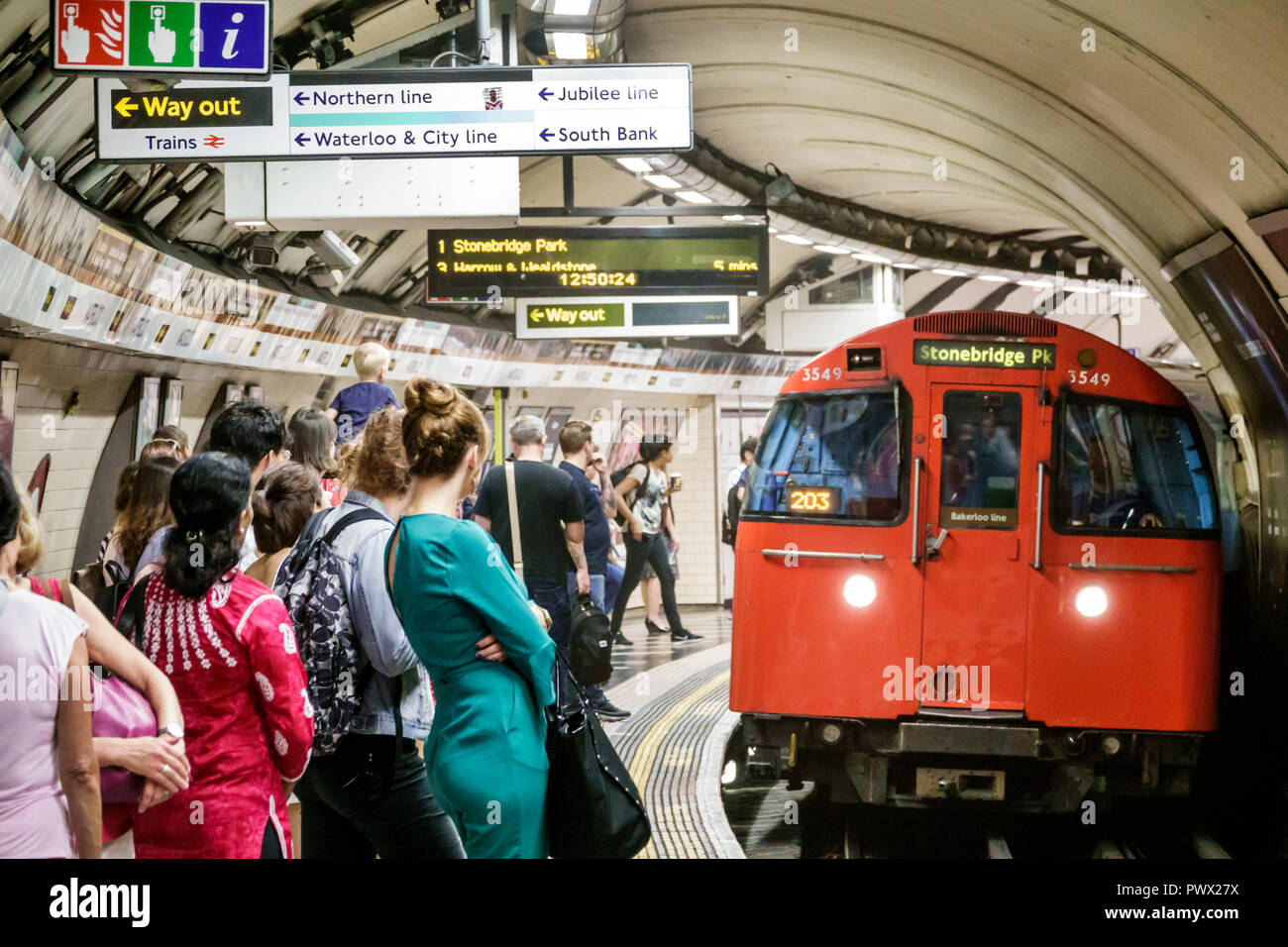 Londres Angleterre,Royaume-Uni,métro métro souterrain,plate-forme,train,arrivée,Bakerloo Line,homme hommes,femme femmes,navetteurs,attente,coureurs,UK GB Anglais Banque D'Images