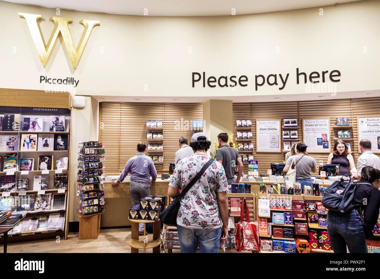 Londres Angleterre, Royaume-Uni, West End Piccadilly Circus, St.James's,Waterstones Book Store,intérieur,shopping shopper shoppers magasins marché marchés ma Banque D'Images