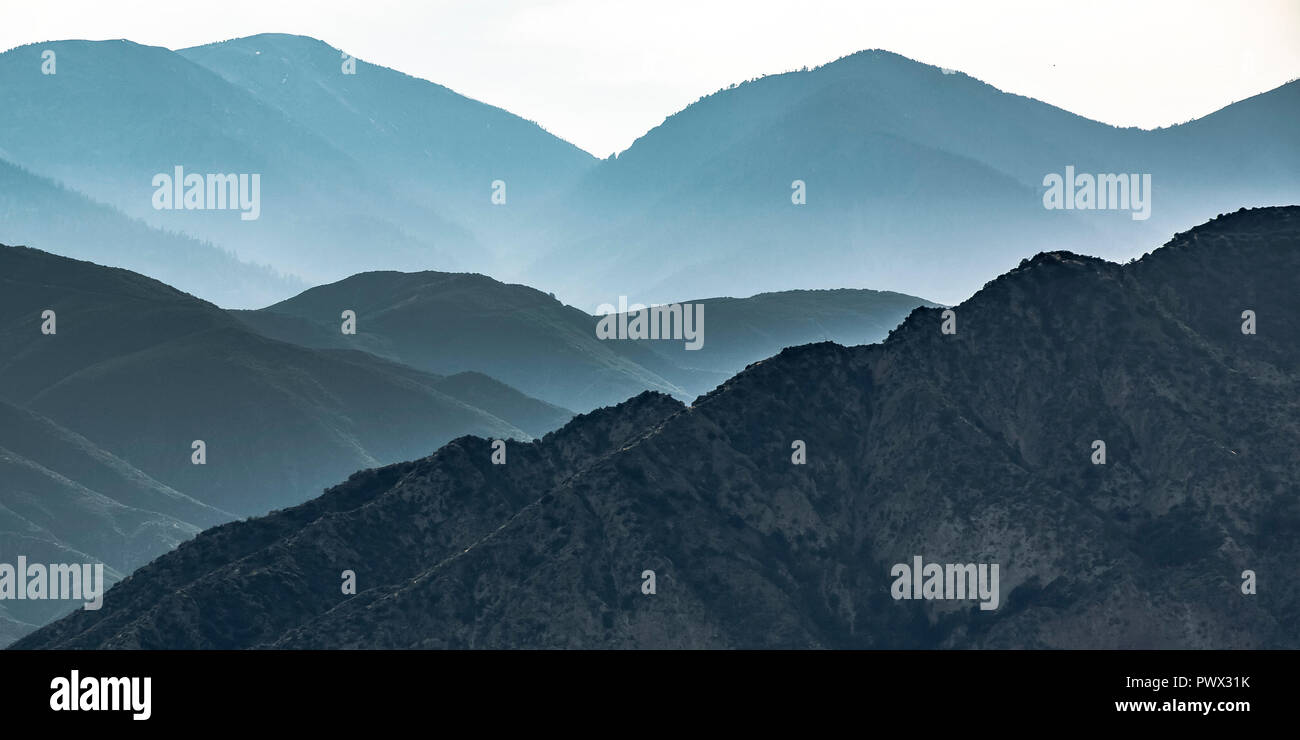 Montagne avec des pentes abruptes en Ontario Californie Banque D'Images