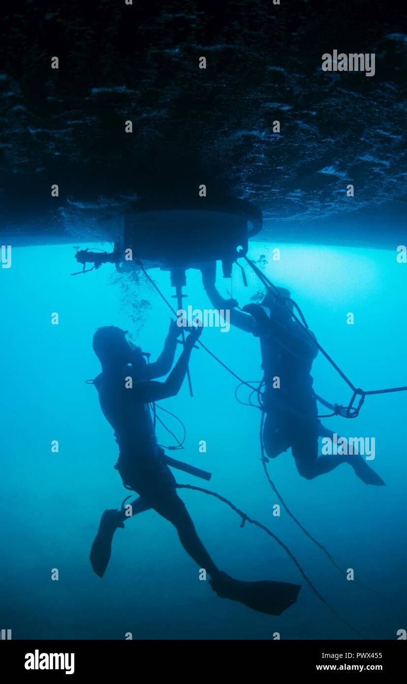 La baie de Souda, la Grèce (3 juillet 2017) Marine Diver Seaman Mitch Houck, gauche, et la marine Diver 3 classe Nick Frantz, toutes deux affectées à la région du centre du littoral de l'entretien régional Centre (MARMC), effectuer une plongée sur l'élevage des navires de la classe Ticonderoga-croiseur lance-missiles USS Ville de Huê (CG-66) dans la baie de Souda, la Grèce le 3 juillet 2017. MARMC fournit l'ingénierie et services techniques à l'appui de l'état de préparation de la flotte pour tous les navires, sous-marins et porte-avions. ( Banque D'Images