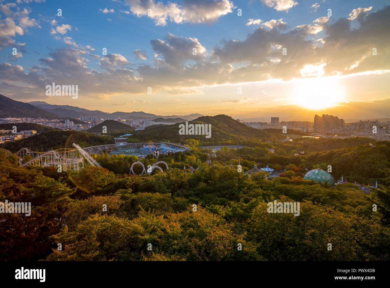 Vue aérienne du parc à thème de Daegu au crépuscule Banque D'Images