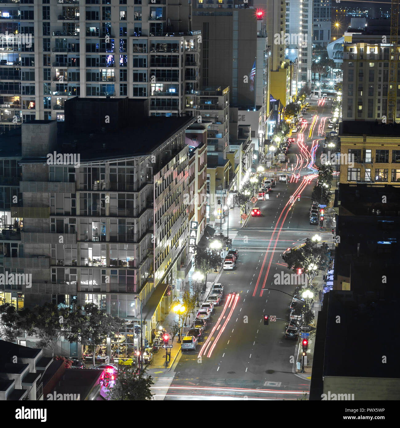 Rues et gratte-ciels de San Diego CA dans la nuit Banque D'Images