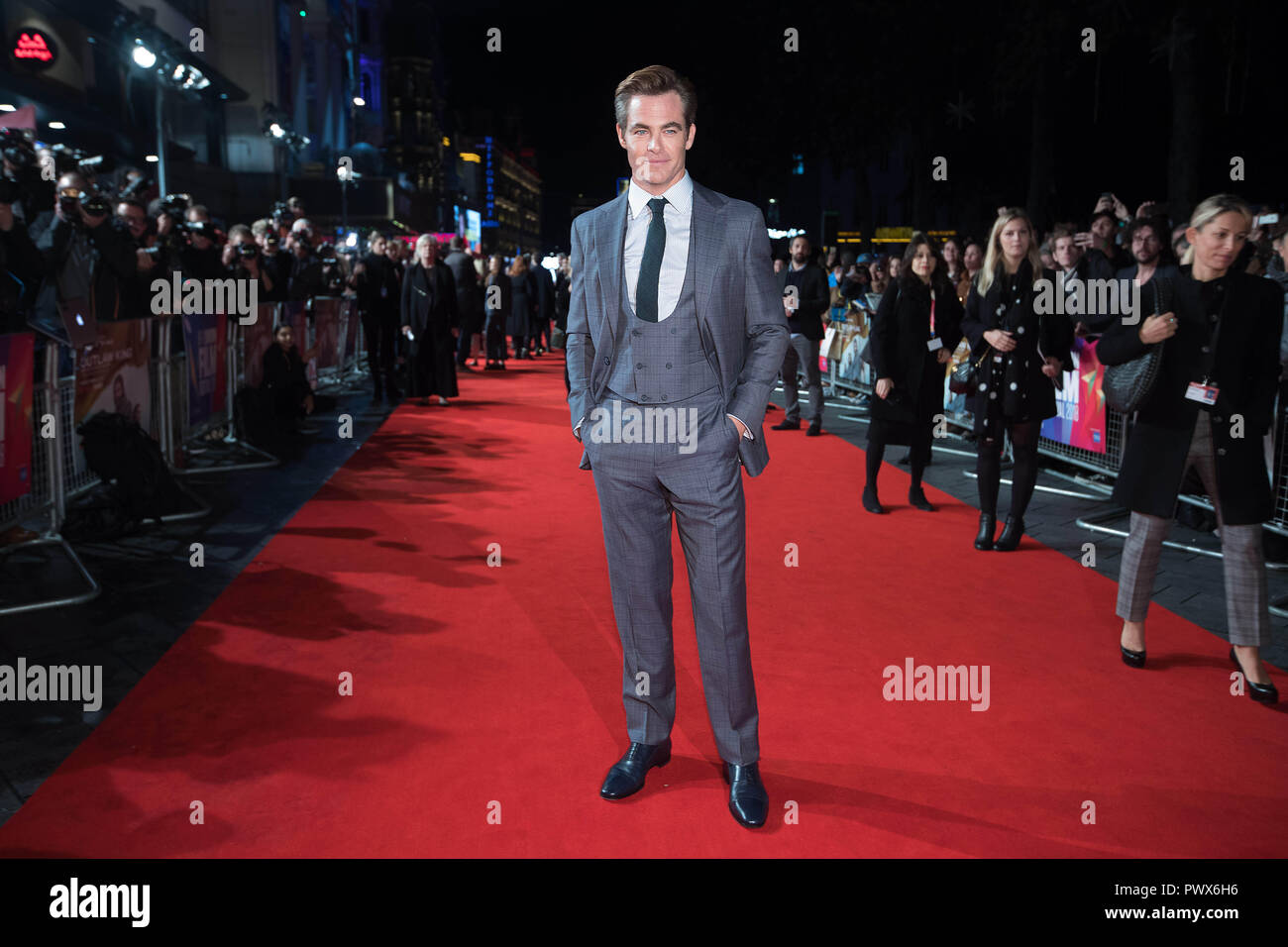 Chris Pine arrive à la première européenne de proscrire le roi au Cineworld, Leicester Square pour la 62e BFI London Film Festival. ASSOCIATION DE PRESSE Photo. Photo date : mercredi 17 octobre, 2018. Banque D'Images