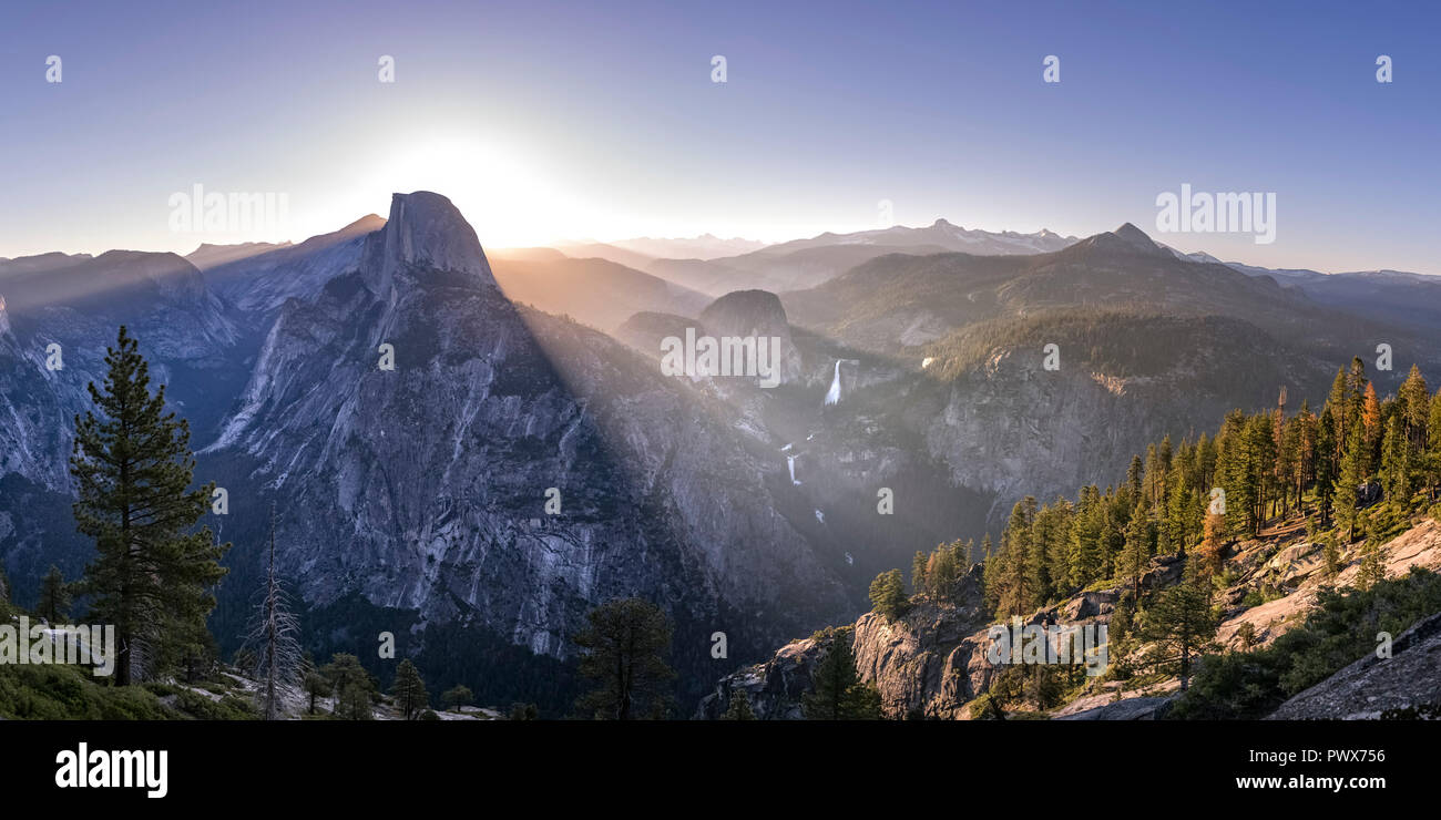 La montagne Yosemite Falls frappant et en Californie Banque D'Images