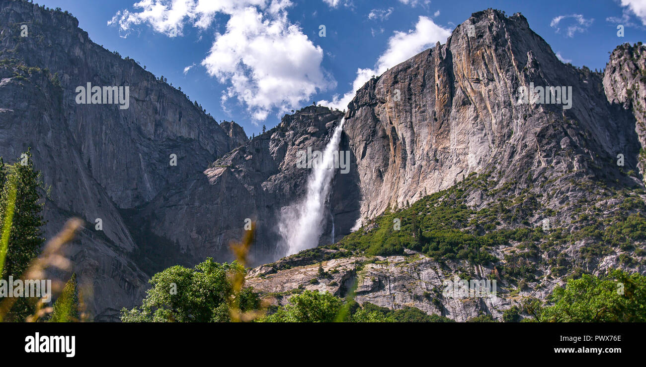Yosemite Falls frappant sur une falaise raide et rugueux Banque D'Images