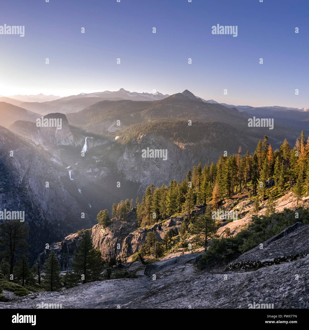 Le soleil et l'ombre sur la montagne à Yosemite en Californie Banque D'Images