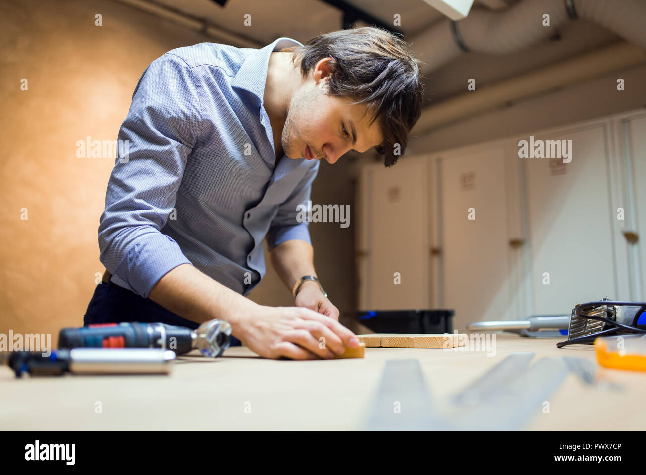 Homme à tout le travail du bois Banque D'Images