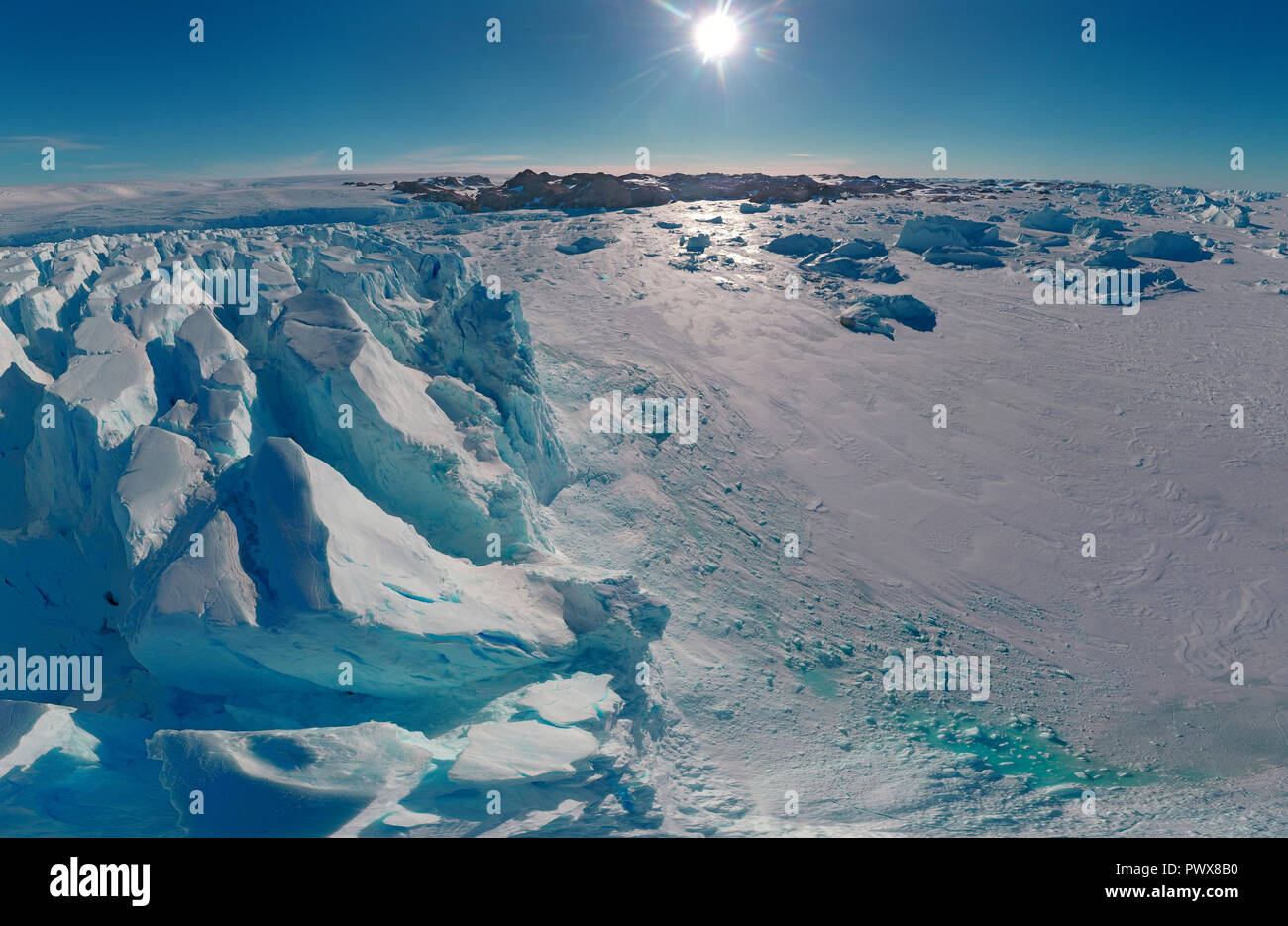 Panorama sur l'océan et les icebergs et de la glace sur l'eau en face de lui, le relief et les paysages , l'Antarctique jour, le coucher du soleil. Banque D'Images