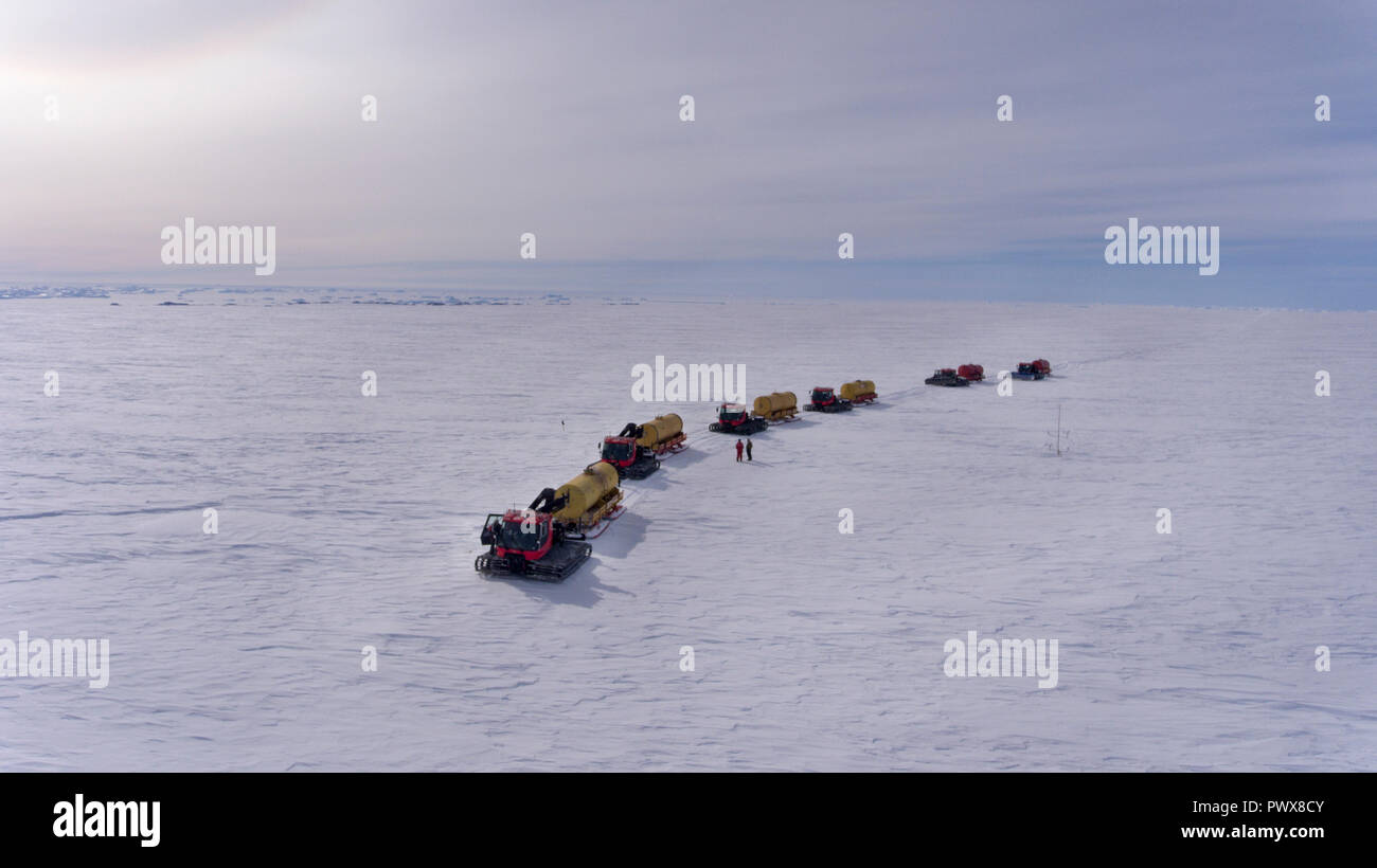 Un groupe de motoneiges est marcher le long de la plaine enneigée. Convoi de la neige. L'antarctique. Vue de dessus. Banque D'Images