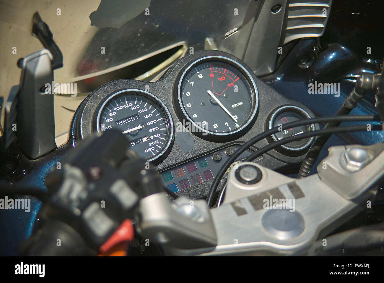 Indicateur de vitesse d'une moto enduro moderne, détail du tableau de bord avec un guidon. Banque D'Images