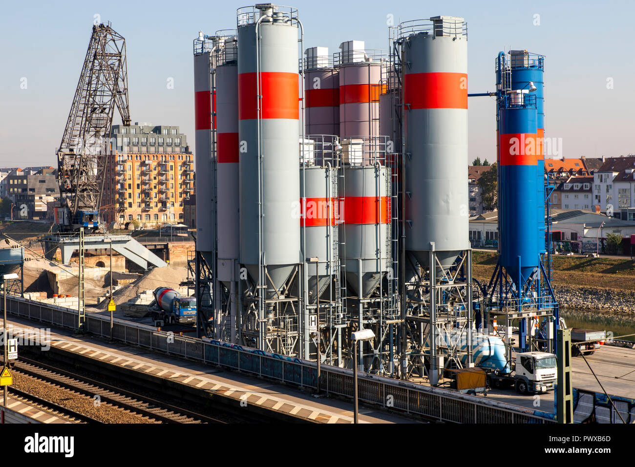 Mélange de ciment du SCT dans l'usine, la production de ciment et de béton prêt à l'emploi, Rhein-Neckar-Hafen Mannheim, en termes de superficie le plus important port en eaux intérieures ge Banque D'Images