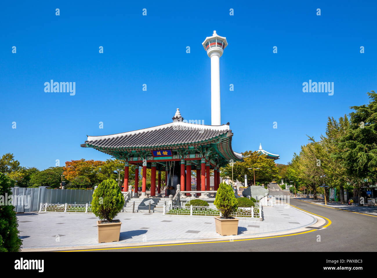 Parc yongdusan avec bell pavilion et tour de Busan Banque D'Images