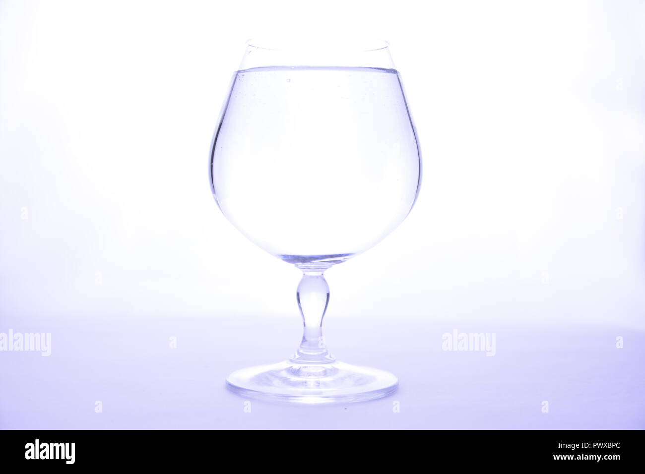 Verre cristal transparent pour le cognac sur fond blanc Banque D'Images