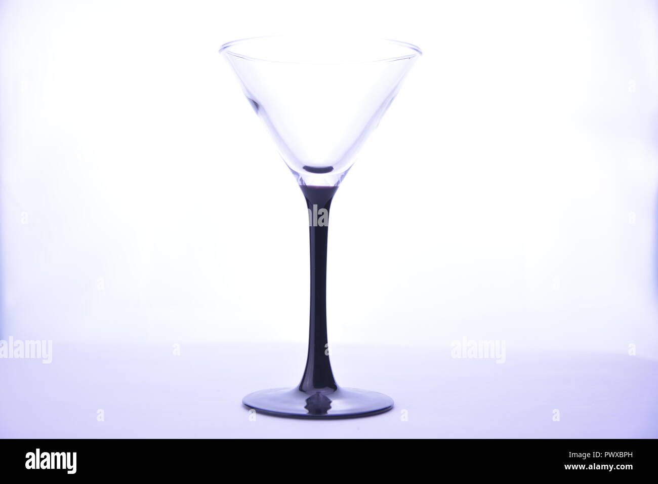 Verre à cocktail cristal transparent sur fond blanc Banque D'Images