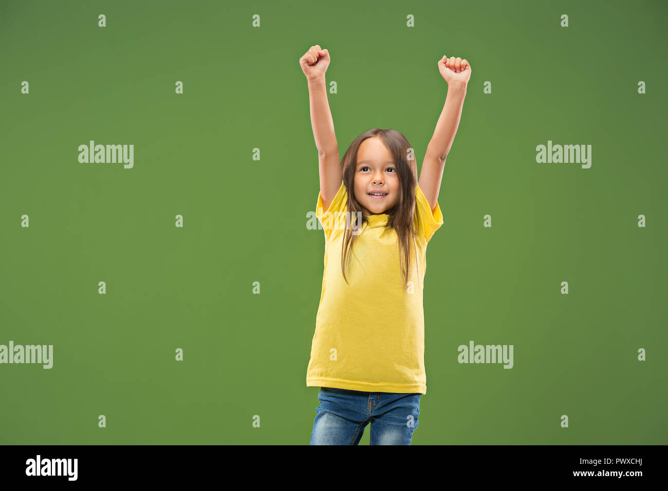 Happy teen girl smiling, isolé sur fond studio à la mode. Beau portrait féminin. Satisfaire les jeunes fille. Les émotions humaines, l'expression faciale concept. Banque D'Images