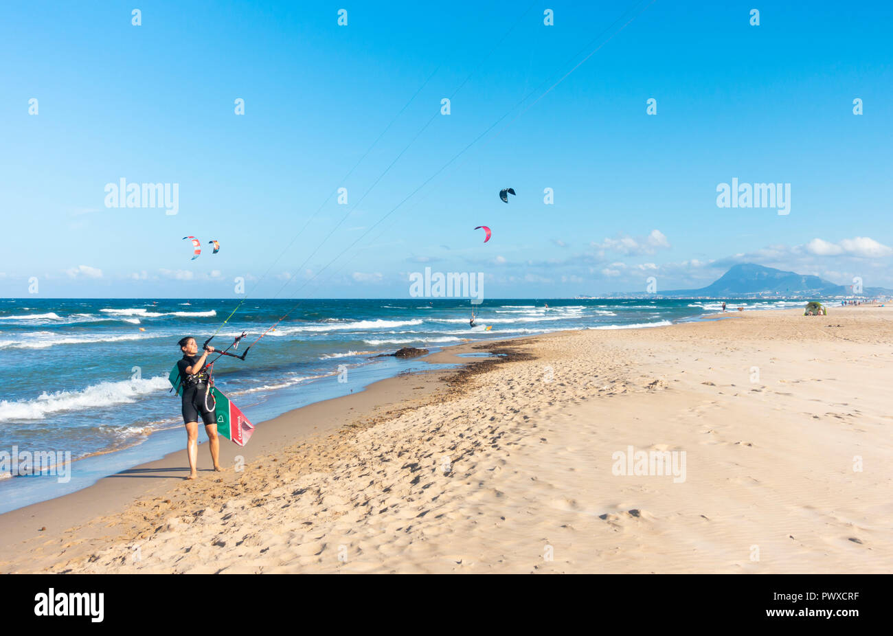 Le kitesurf sur Rabdells beach près de Oliva sur la Costa del Azahar, province de Valence, Espagne Banque D'Images