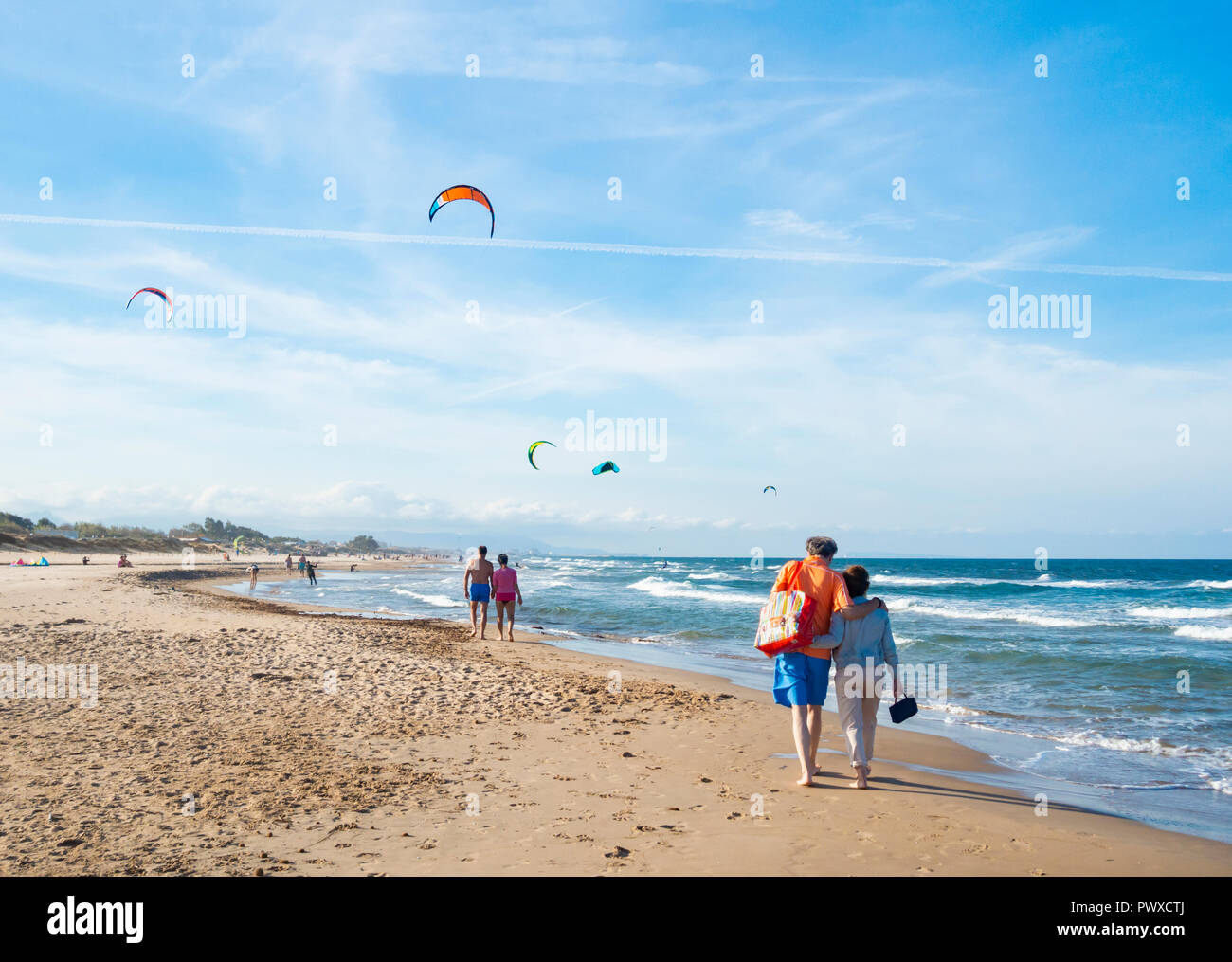Le kitesurf sur Rabdells beach près de Oliva sur la Costa del Azahar, province de Valence, Espagne Banque D'Images