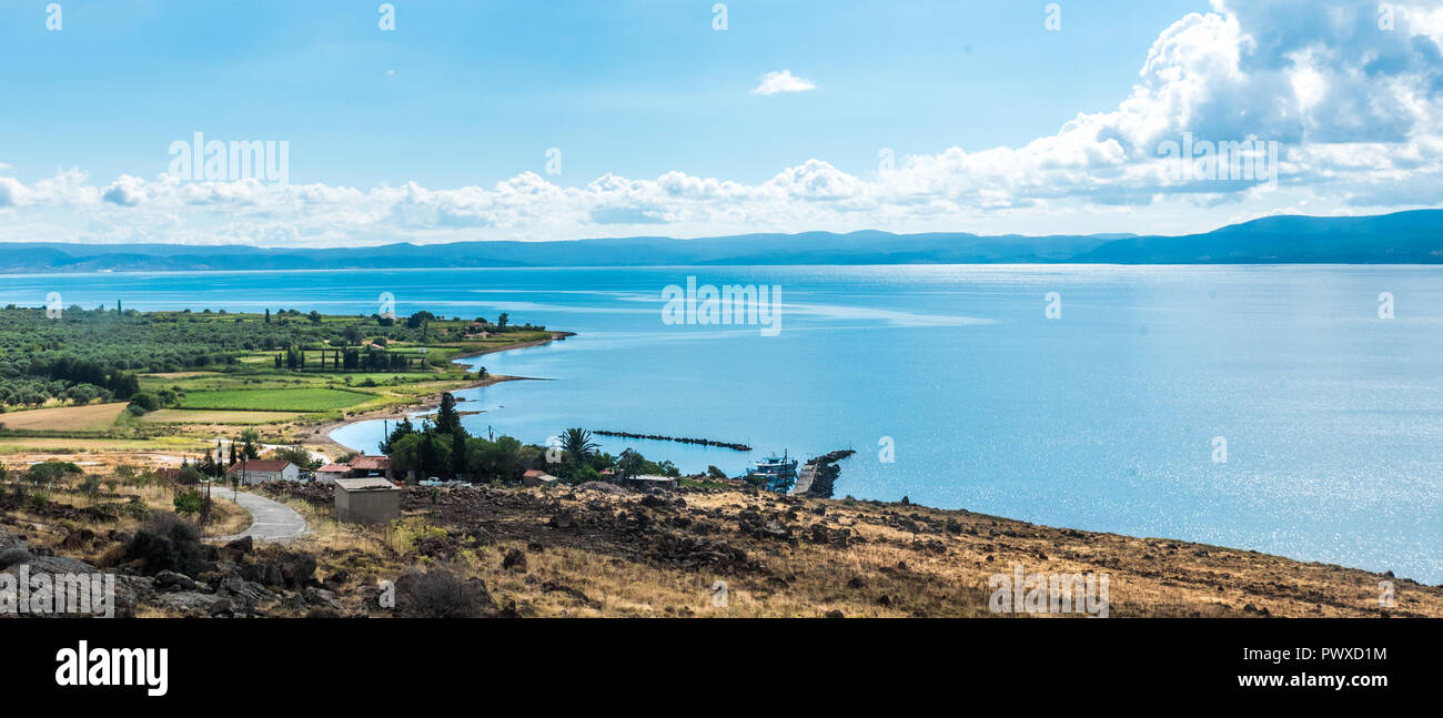 Vue sur la baie de Plomari Lesvos sur île en Grèce avec Harbour et de terres agricoles Banque D'Images