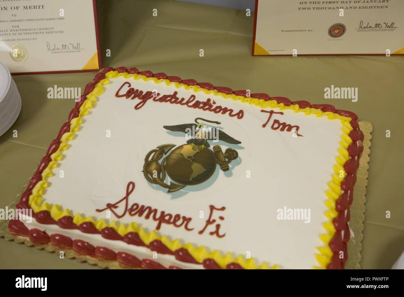 Un Gateau De Felicitations S Affiche Pendant La Ceremonie De La Retraite Du Corps Des Marines Americains Le Lieutenant Colonel Thomas A Lenhardt J 35 Adjoint De La Planification Et De L Activation Des Capacites De Un Gateau De Felicitations S Affiche Pendant La Ceremonie De La Retraite Du Corps Des Marines Americains Le Lieutenant Colonel Thomas A Lenhardt J 35 Adjoint De La Planification Et De L Activation Des Capacites De