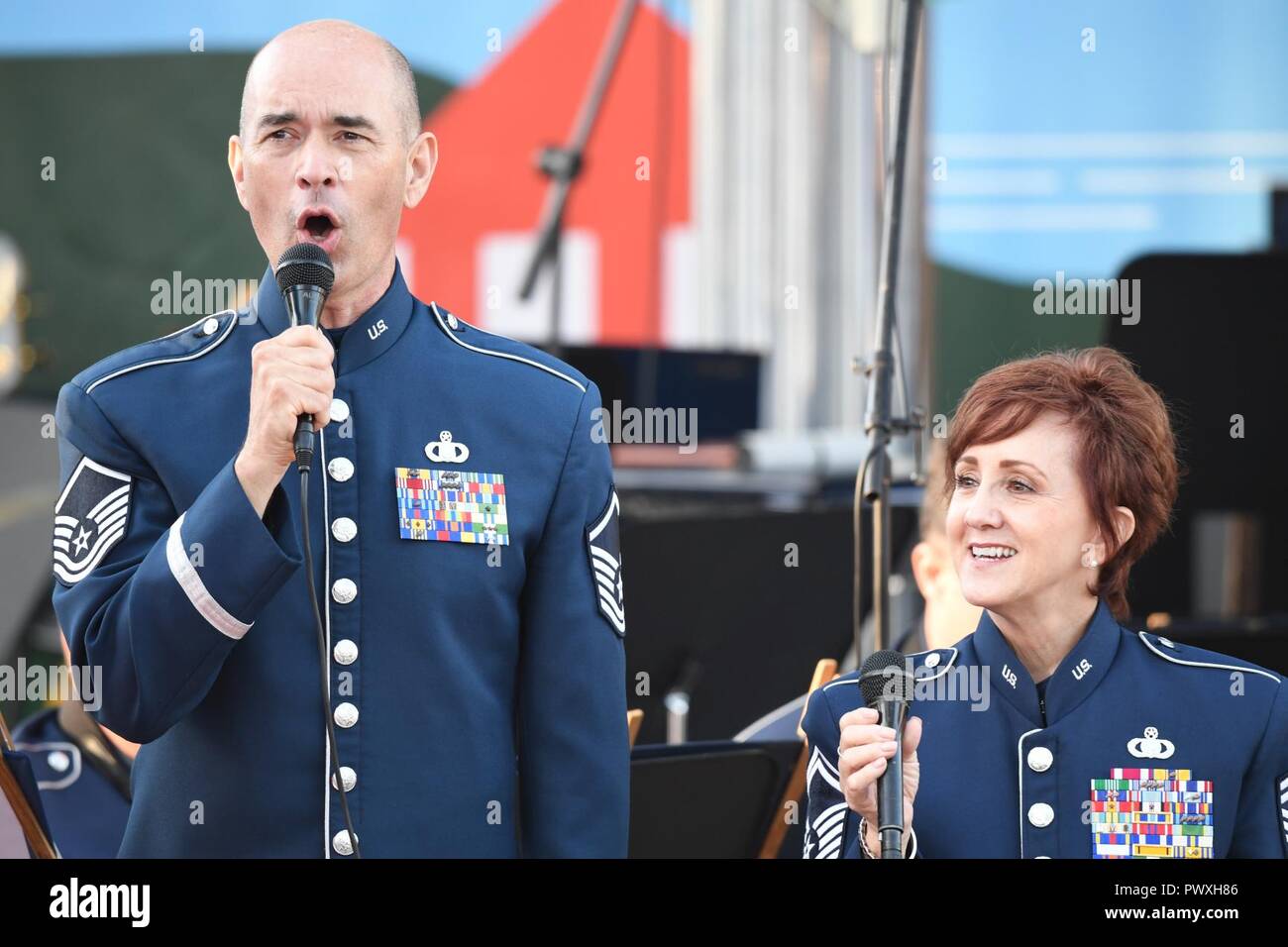 Le 562e Groupe de la Garde nationale aérienne de la côte ouest se produit devant un public en direct à la Manhattan Beach Concerts au Polliwog Park Manhattan Beach, en Californie. Le 2 juillet 2017. La 526ème Air National Guard Band de la côte ouest le coup d'envoi de leur tournée d'été au cours de l'assemblée annuelle de l'événement tout au long de l'été précédant leur quatrième de juillet, fête de performance s'est tenue cette année à la bibliothèque de Regan situé à Simi Valley. Banque D'Images