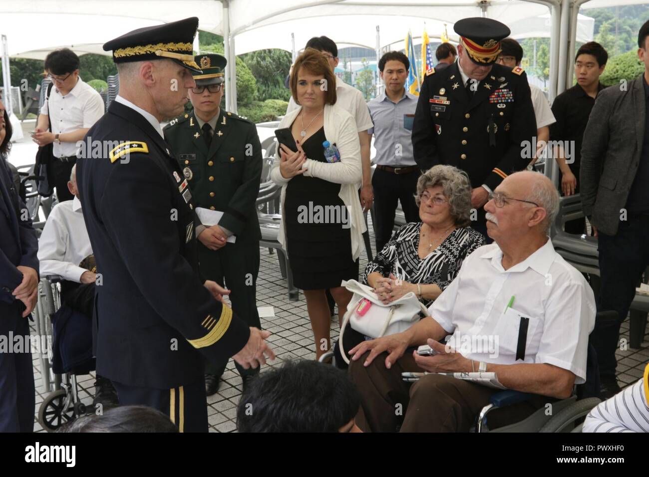 Le lieutenant-général Thomas S. Vandal, général commandant la 8e Armée, parle d'un groupe de travail de l'ancien combattant de la guerre de Smith à la TF Smith 67e cérémonie commémorative tenue à la force des Nations Unies Première Bataille Monument en ville Osan, en Corée du Sud. Le 5 juillet 2017. TF Smith a été la première unité de manœuvre au sol de l'armée américaine d'engager le combat avec la Corée du Nord. Banque D'Images