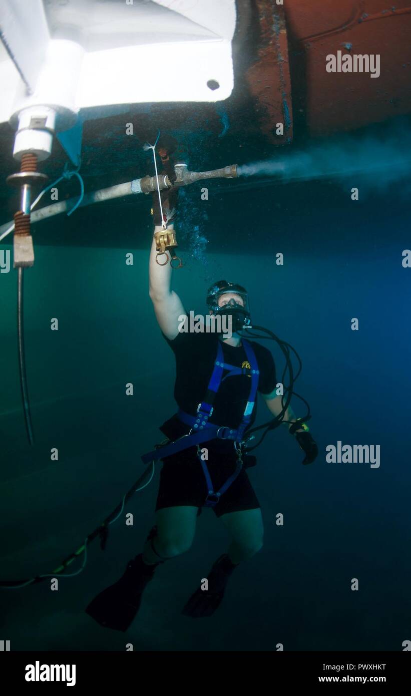 La baie de Souda, la Grèce (3 juillet 2017) Marine Diver 3 classe Nick Frantz, affecté à la région du centre du littoral de l'entretien régional Centre (MARMC), effectue une plongée sur l'élevage des navires de la classe Ticonderoga-croiseur lance-missiles USS Ville de Huê (CG-66) dans la baie de Souda, la Grèce le 3 juillet 2017. MARMC fournit l'ingénierie et services techniques à l'appui de l'état de préparation de la flotte pour tous les navires, sous-marins et porte-avions. ( Banque D'Images