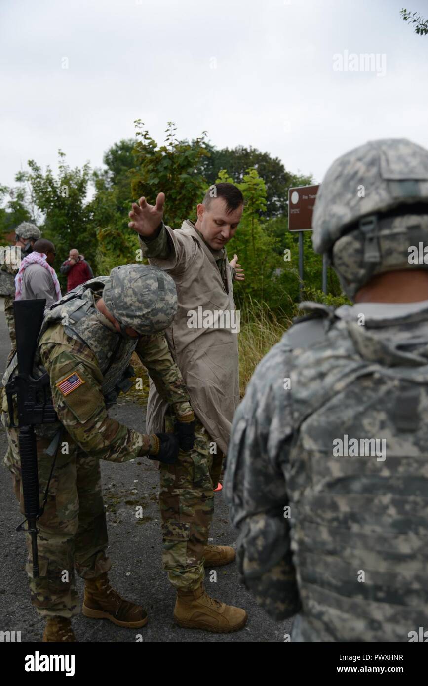 Circuit de l'armée américaine. Jacob Ruth attribué à 2e Brigade du signal, les recherches et vide les poches du suspect au cours de l'exercice, commandant de la Base Aérienne de Chièvres, Belgique, le 28 juin 2017. Banque D'Images