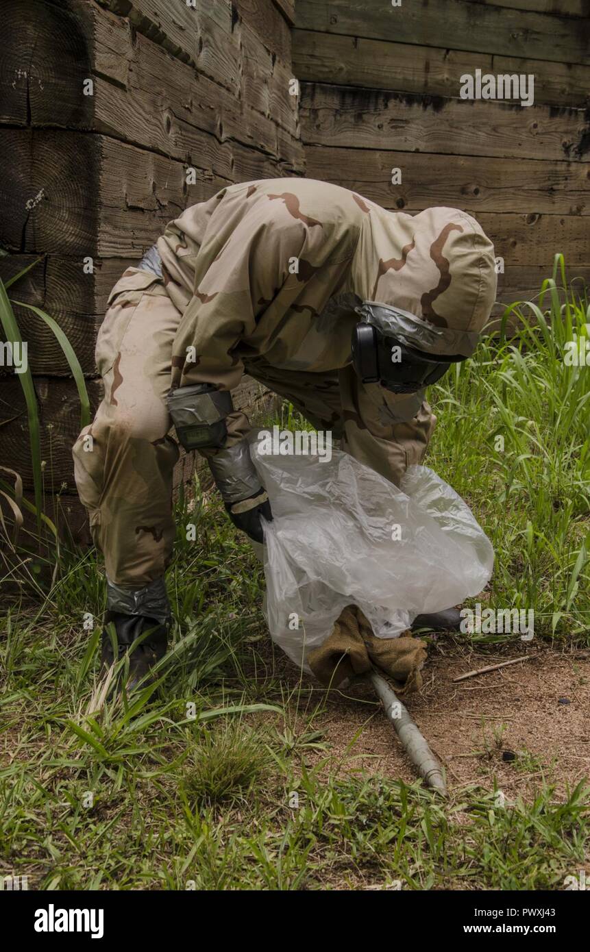 Une garde nationale technicien EOD colis contaminés chimiquement (simulé) explosées lors d'un cycle de certification de chef d'équipe à Schofield Barracks, Missouri, le 22 juin 2017. Les techniciens de NEM de la Garde nationale de Washington, Arizona, Nevada et Californie ont mené leur programme d'entraînement et de chef d'équipe certifications avec l'aide de la 303e Bataillon de munitions (NEM) qui est en poste ici. Banque D'Images