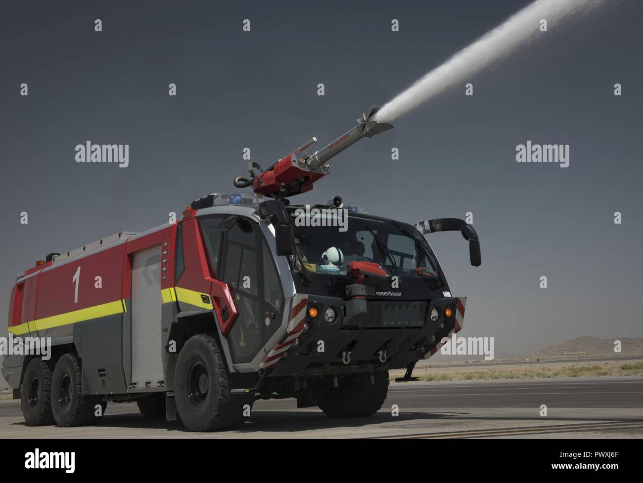 Le service d'incendie est un élément clé de la 451e Escadron de soutien expéditionnaire à l'aérodrome de Kandahar, Afghanistan. Le 451e est un ESPTS «mini-groupe de soutien de mission," contenant un grand nombre des mêmes éléments, juste sur une plus petite échelle. L'élément de génie civil contient des ingénieurs qui travaillent sur le système d'arrêt mobile, un service d'incendie, la lutte antiparasitaire et beaucoup d'autres fonctions trouvées dans un escadron typique. Banque D'Images