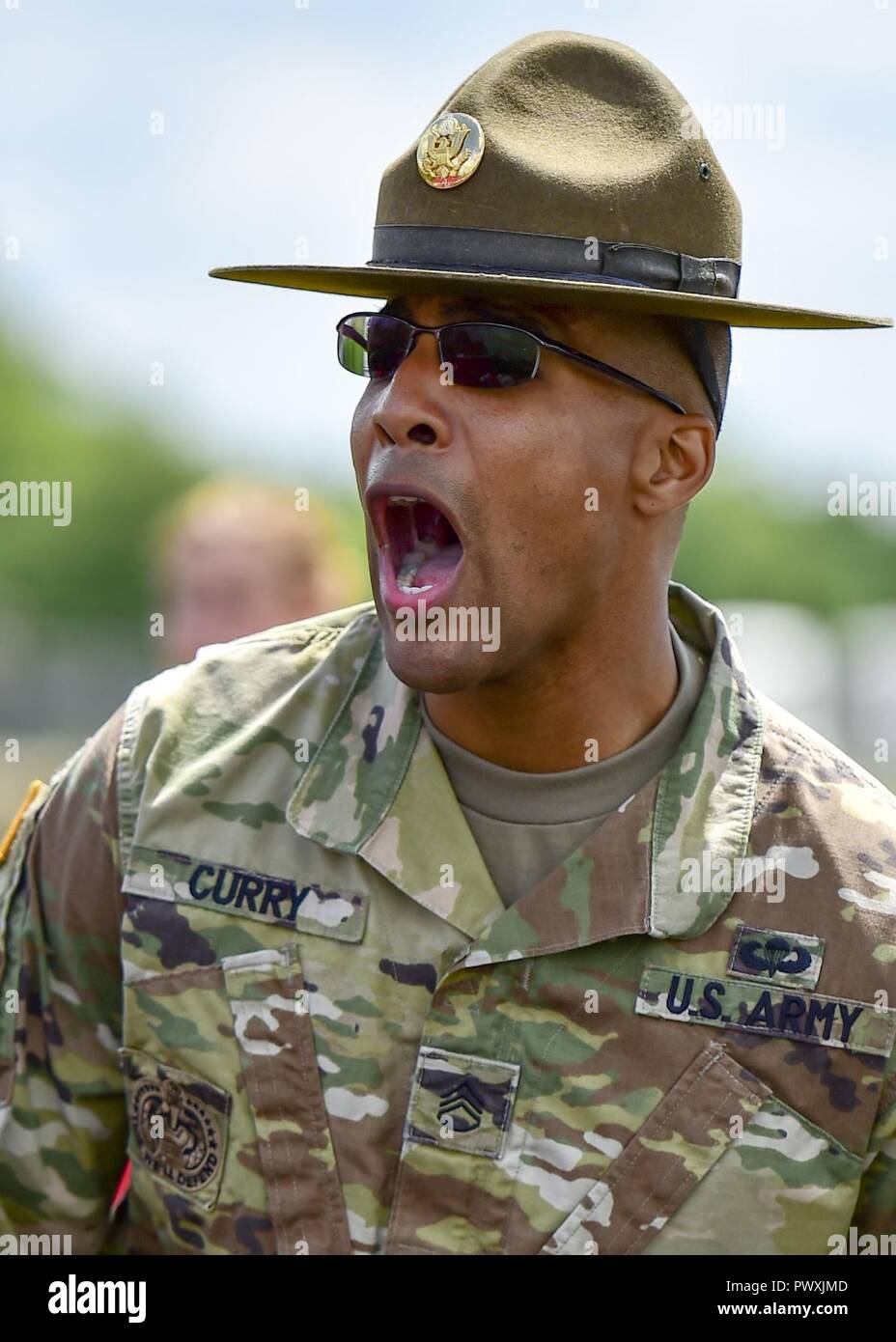 Le sergent de l'armée américaine. Brandon Curry, un sergent instructeur avec le 1er Bataillon, 390e Inf. Reg., hurle des ordres à réserver Junior Officer Training Corps (JROTC) cadets pendant un campement ici, le 21 juin 2017. Le campement, facilité par 910th Airlift Wing aviateurs et Curry, a fourni une expérience de l'enseignement de cinq jours des compétences militaires et reproduire des aspects de formation militaire de base. JROTC est un programme parrainé par les forces armées pour les élèves du secondaire à travers le pays. Banque D'Images