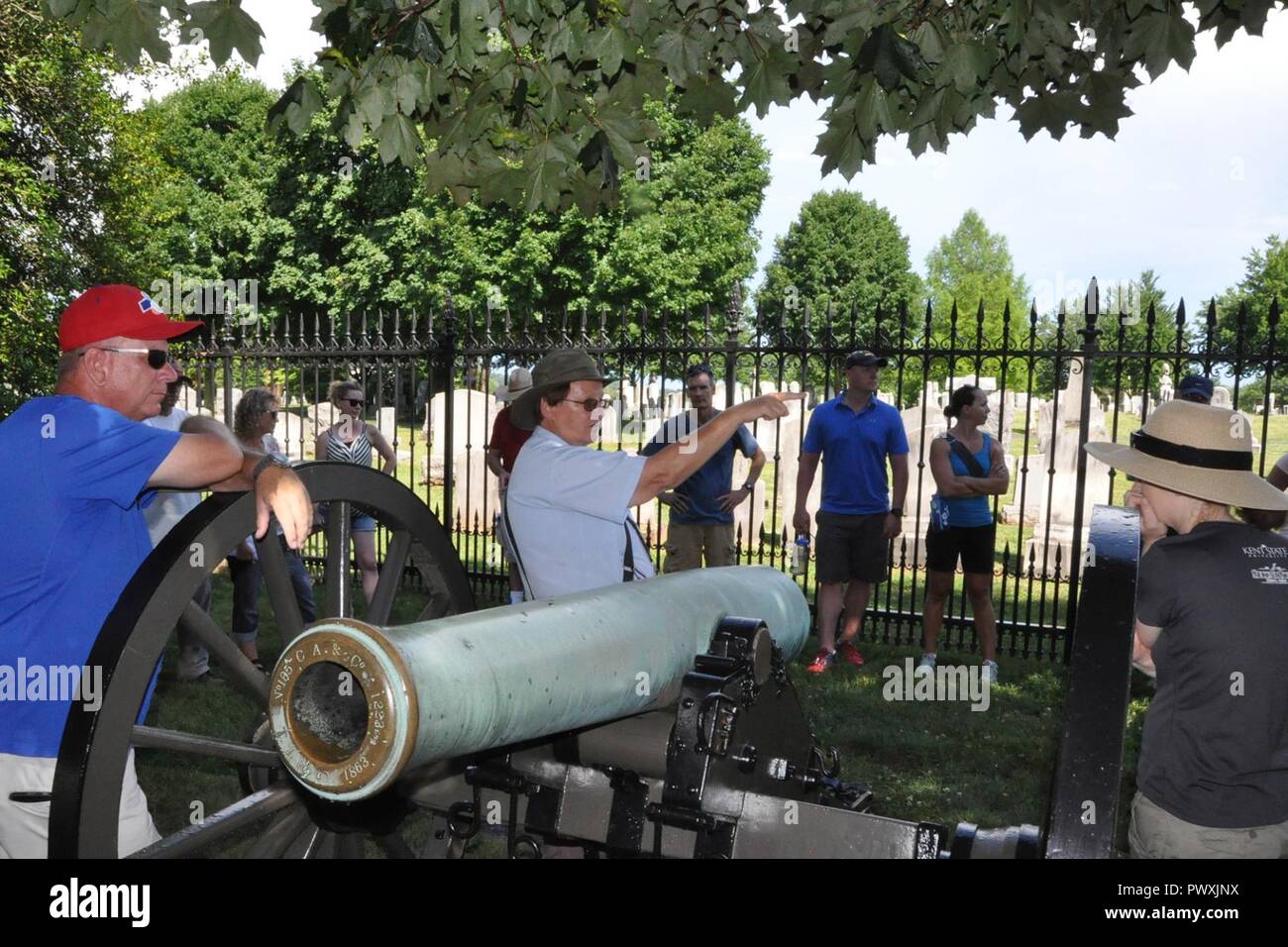 GETTYSBURG, Pennsylvanie - Mme Debra Novotny, un guide de bataille, s'adresse à un groupe de la 910th Airlift Wing, basé à la station de la Réserve aérienne de Youngstown, Ohio, au cimetière national de Gettysburg ici, le 1er juillet 2017, au cours d'un trajet personnel conçu pour afficher des exemples de leadership qui ont eu lieu durant les trois jours de guerre civile en 1863. La pratique de randonnées du personnel a été lancé par l'armée américaine en 1906 pour aider à fournir des études pratiques dans la tactique, leadership, communication et du terrain. Banque D'Images