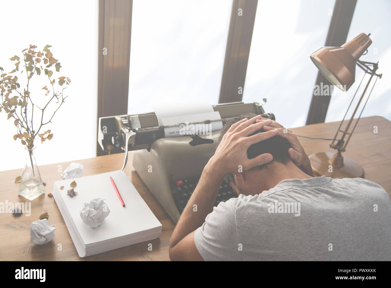 Image qui montre un écrivain qui ne trouve pas d'inspiration pour écrire Banque D'Images