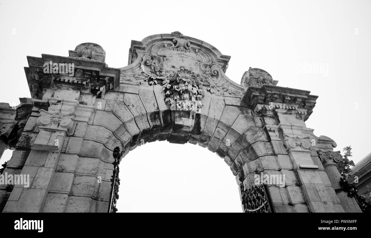 Budapest, Hongrie - 5 août 2018 : détail de la porte du château de Buda en noir et blanc Banque D'Images