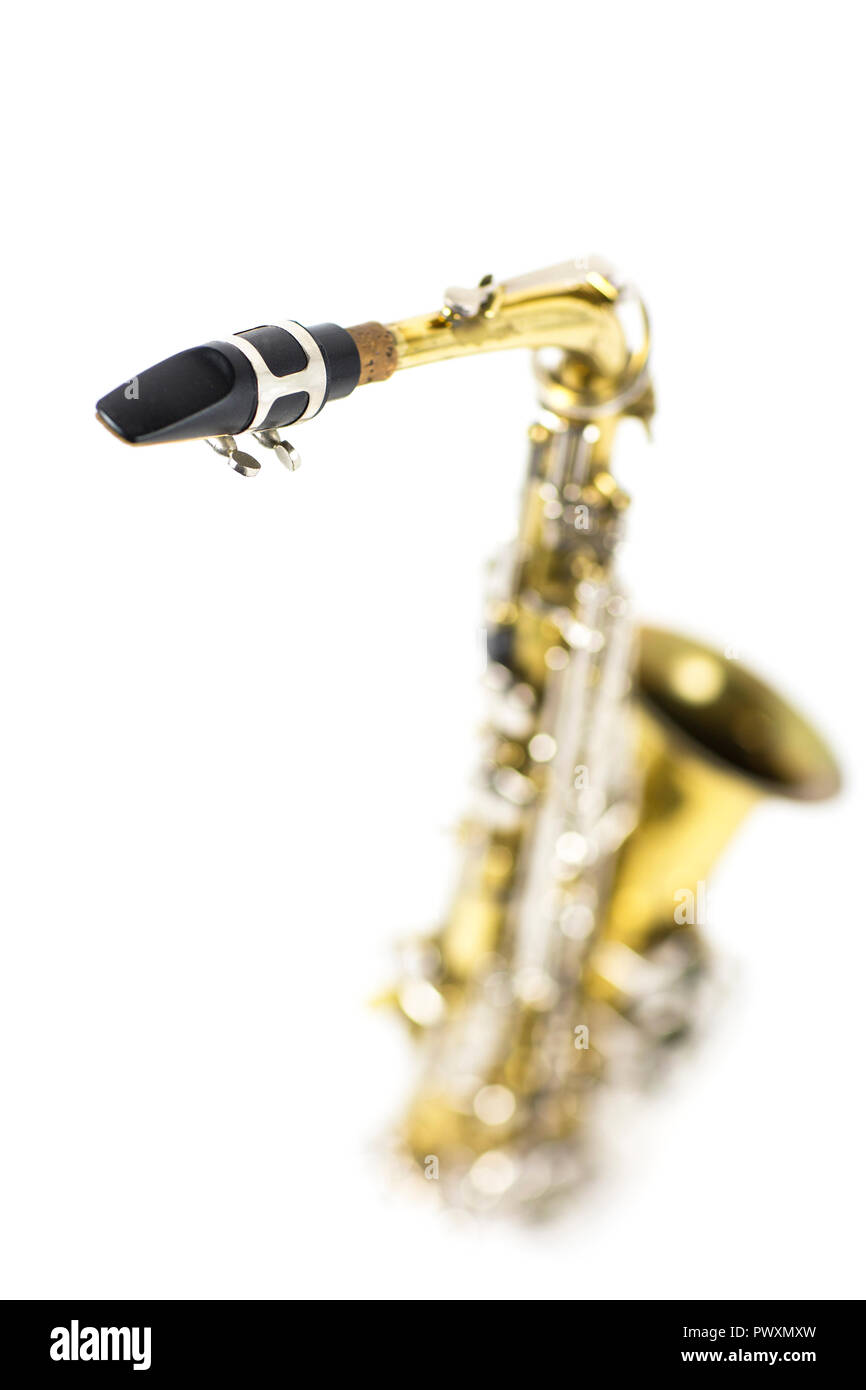 Détail d'un saxophone en laiton d'or et d'argent en fond blanc Banque D'Images