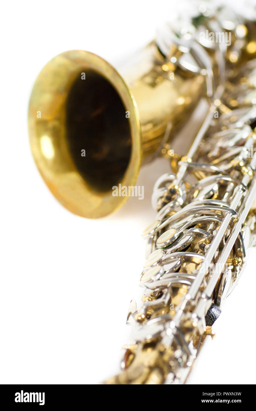 Détail d'un saxophone en laiton d'or et d'argent en fond blanc Banque D'Images