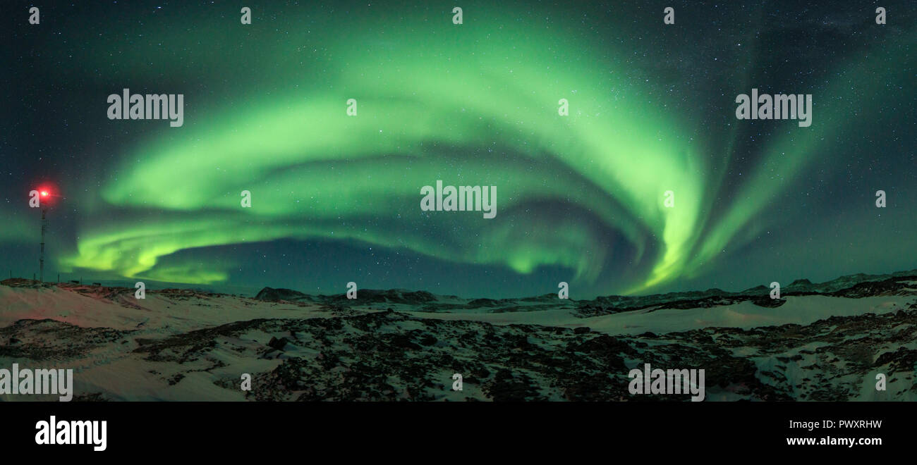 Lumières nordiques colorées dans le ciel nocturne. Antarctique Banque D'Images