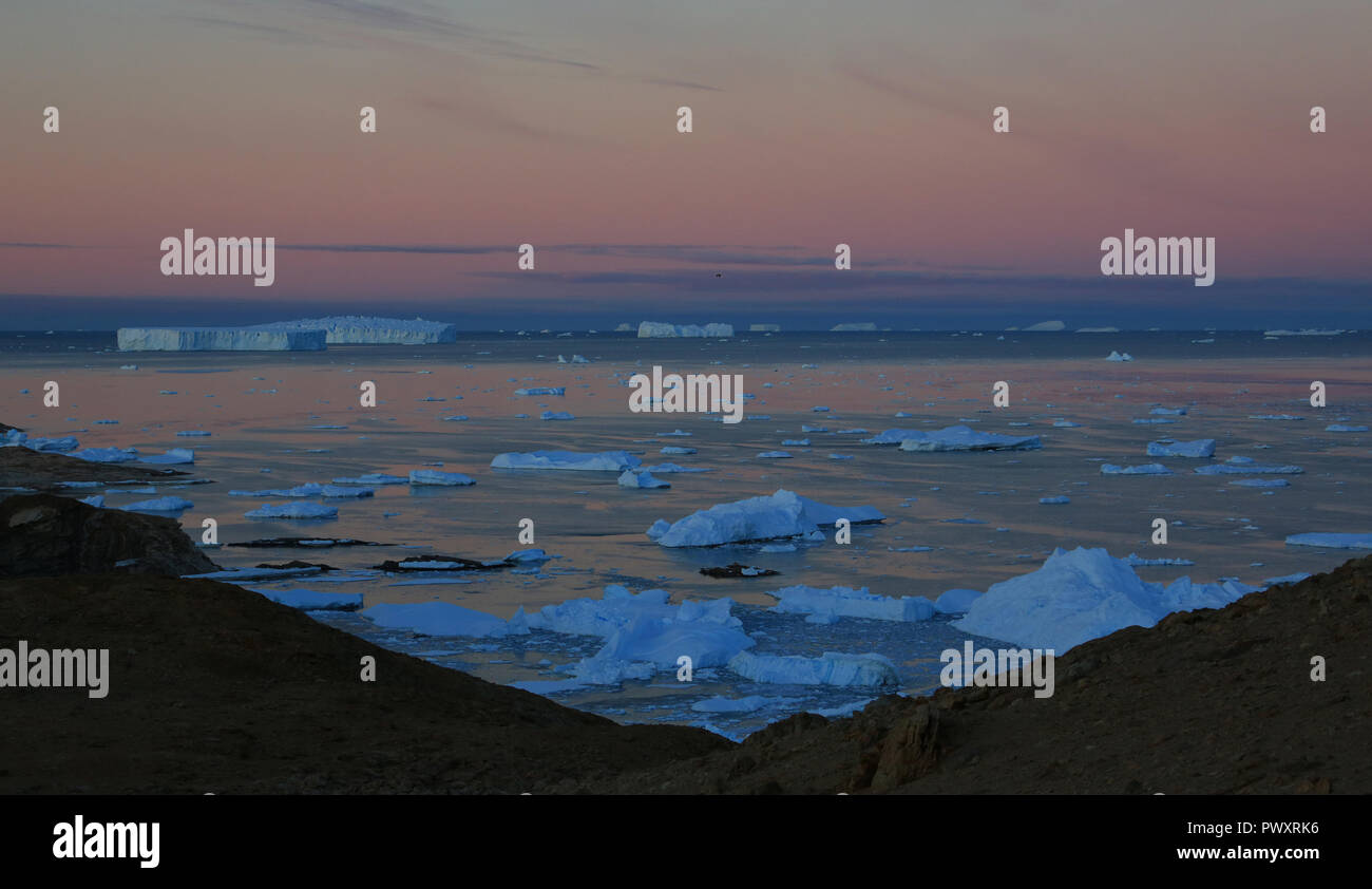 La pointe de l'iceberg, la glace, le soleil brille à travers. Close-up. L'antarctique. Banque D'Images