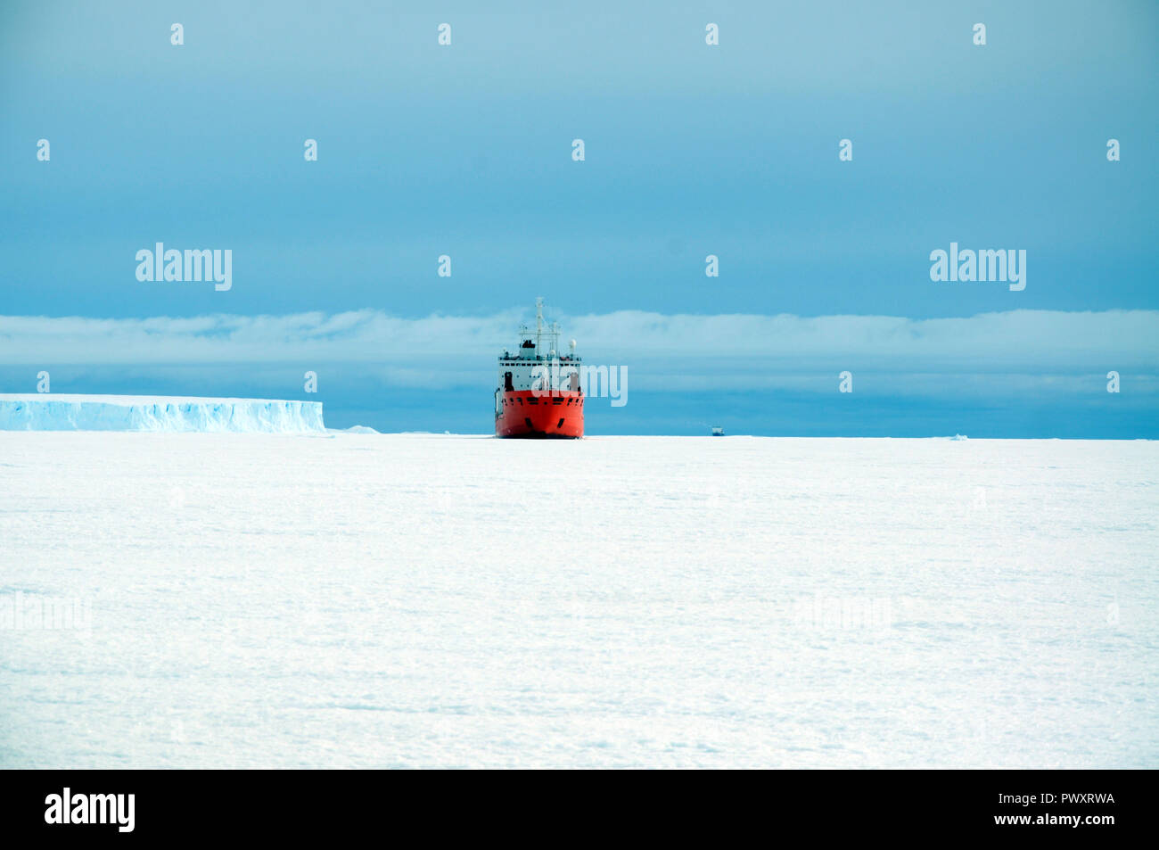 Les progrès accomplis, l'Antarctique, le 10 janvier 2017 : Le cargo frais à la glace sous le déchargement. L'antarctique. Banque D'Images
