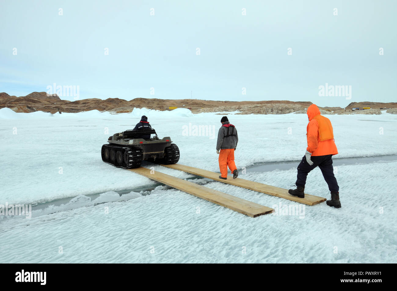 Les jeunes explorateurs polaires passent par l'absinthe sur la glace le long d'un parquet. L'antarctique. Banque D'Images