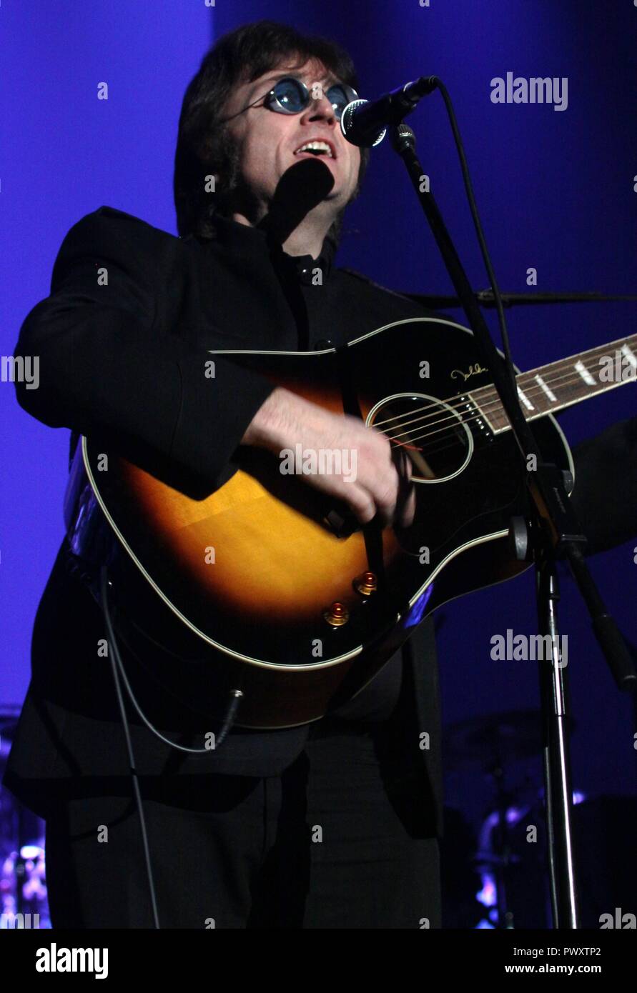 Liverpool, UK Australian Lennon Impersonator Markus Cahill à Liverpool Echo Arena Ian crédit Fairbrother/Alamy Stock Photos Banque D'Images