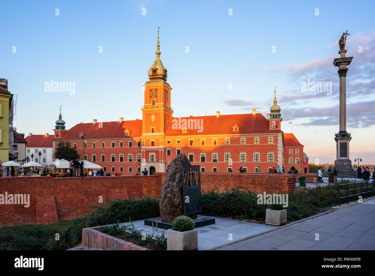 Varsovie, Pologne - Oct 5, 2018 Soirée : vue sur la place du château sur la vieille ville de Varsovie. Le roi Sigismond III Vasa Colonne et Château Royal. Banque D'Images