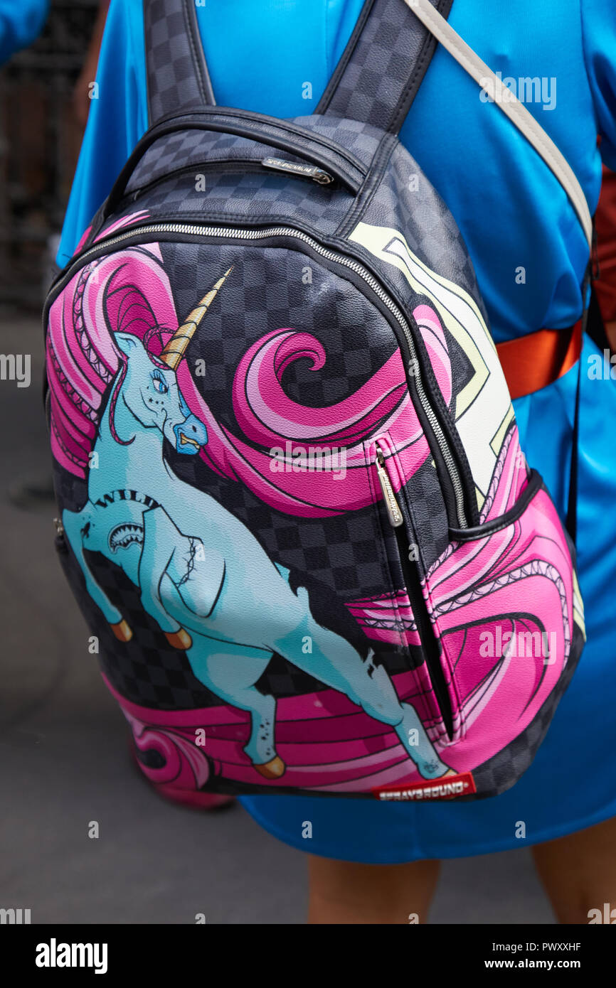 MILAN, ITALIE - 21 septembre 2018 : Femme avec sac à dos bleu et rose licorne avant Sportmax fashion show, Milan Fashion Week street style ? Banque D'Images