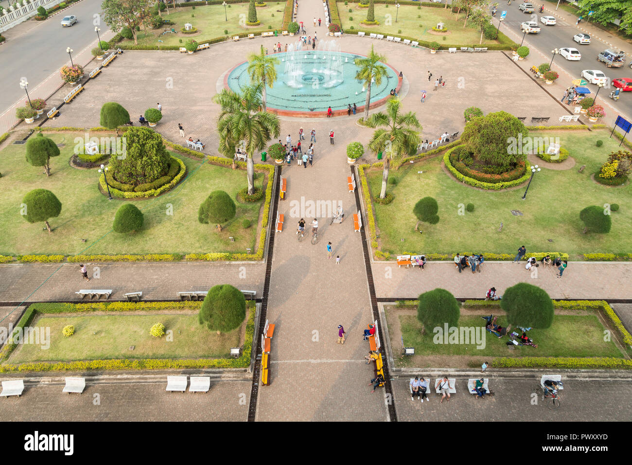 Les gens au parc Patuxai vue depuis le dessus du Patuxai (Porte de la victoire ou la porte de Triomphe) war monument à Vientiane, au Laos, au cours d'une journée ensoleillée. Banque D'Images