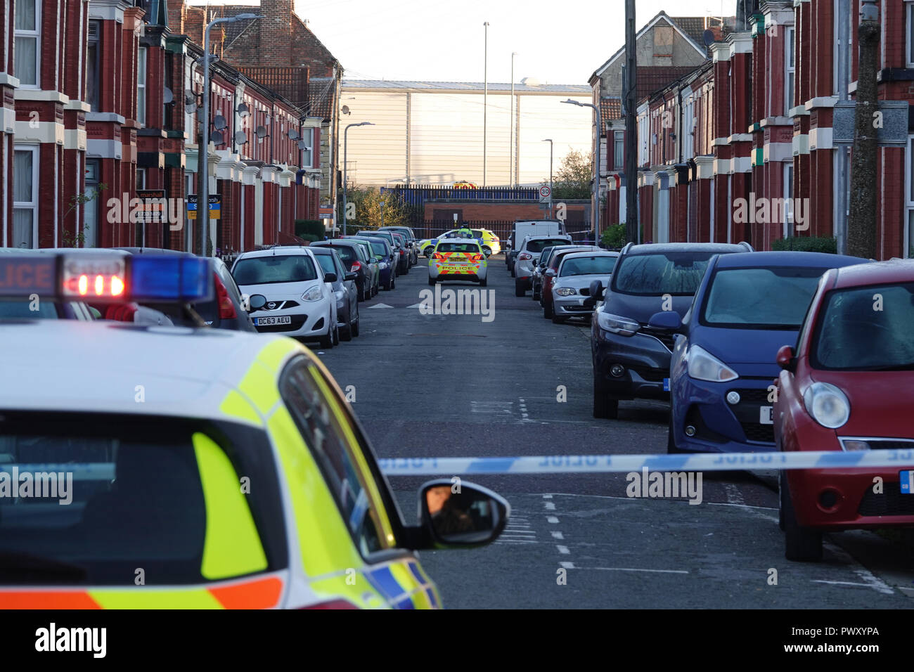 Liverpool, Royaume-Uni. 18 octobre 2018. Une enquête pour meurtre est en cours après un homme a été abattu plusieurs fois à l'extérieur d'un South Liverpool house meurt de ses blessures. La police armée fondit sur la route d'Alderson, Wavertree, à environ h40 le mercredi soir, après que les rapports de quatre coups de feu. Police a confirmé un meurtre sonde a été lancé après la 25-year-old victime est décédée à l'hôpital pendant les premières heures du jeudi matin. C'était la sixième tournage sur Merseyside au cours des dix derniers jours. Credit : Ken Biggs/Alamy Live News. Banque D'Images