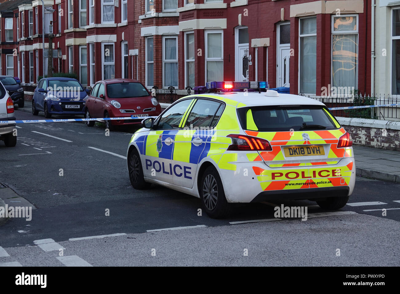 Liverpool, Royaume-Uni. 18 octobre 2018. Une enquête pour meurtre est en cours après un homme a été abattu plusieurs fois à l'extérieur d'un South Liverpool house meurt de ses blessures. La police armée fondit sur la route d'Alderson, Wavertree, à environ h40 le mercredi soir, après que les rapports de quatre coups de feu. Police a confirmé un meurtre sonde a été lancé après la 25-year-old victime est décédée à l'hôpital pendant les premières heures du jeudi matin. C'était la sixième tournage sur Merseyside au cours des dix derniers jours. Credit : Ken Biggs/Alamy Live News. Banque D'Images