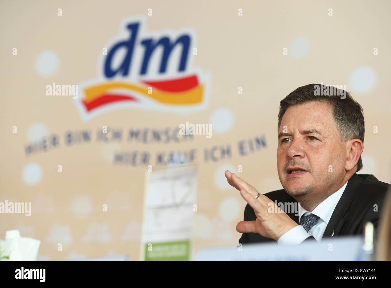 Karlsruhe, Allemagne. 18 Oct, 2018. Erich Harsch, PDG de la chaîne de dm, répond aux questions des journalistes lors de la conférence de presse annuelle du groupe de pharmacies à Karlsruhe. Credit : Uli Deck/dpa/Alamy Live News Banque D'Images